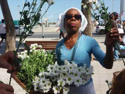 ...con il lancio di fiori nell�Adriatico